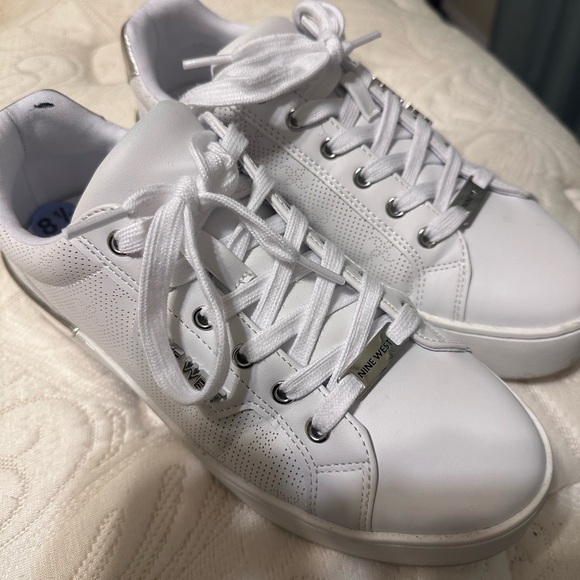 Nine West white Size 8.5 - like new - Picture 3 of 3